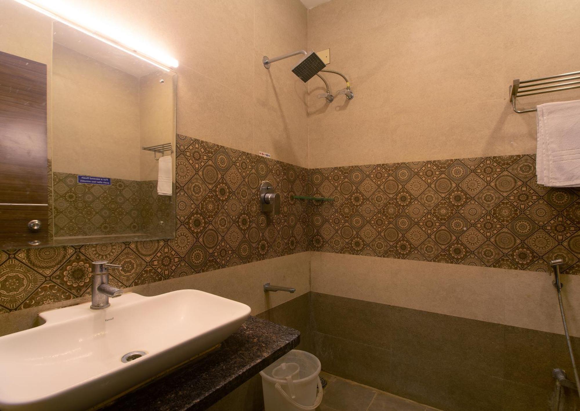 Hotel Manjhi Residency à Tiruchirappalli Extérieur photo